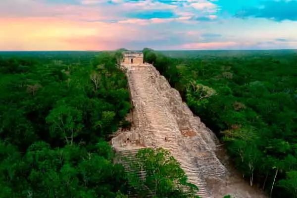 Cobá visto desde el cielo rodeado de la jungla maya