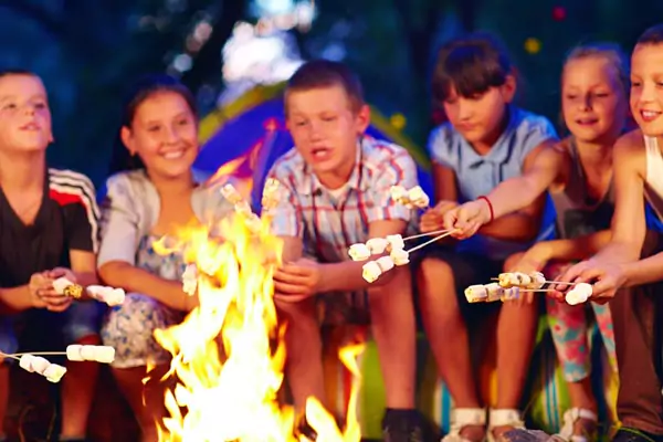 fogata y actividades de campamento para niños