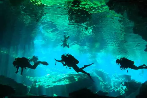 Buzos en aguas de cenote chacmol