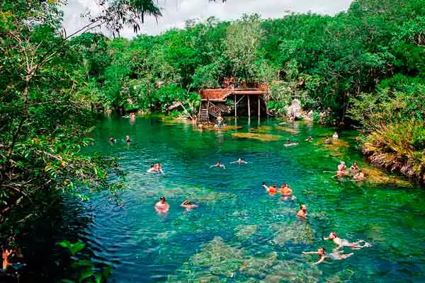 Foto aérea del cenote ponderosa y sus aguas cristalinas