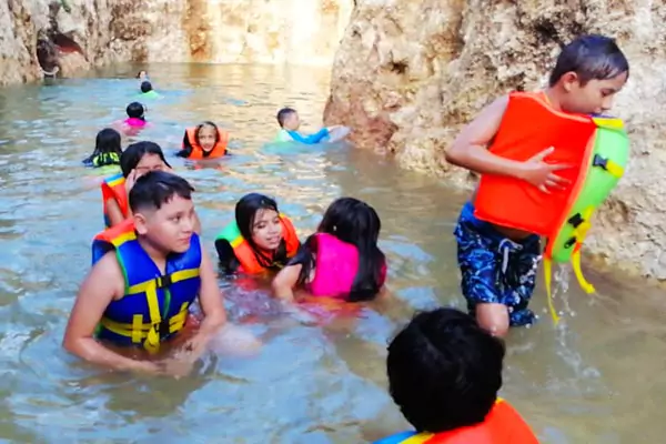 Niños jugando en el cenote