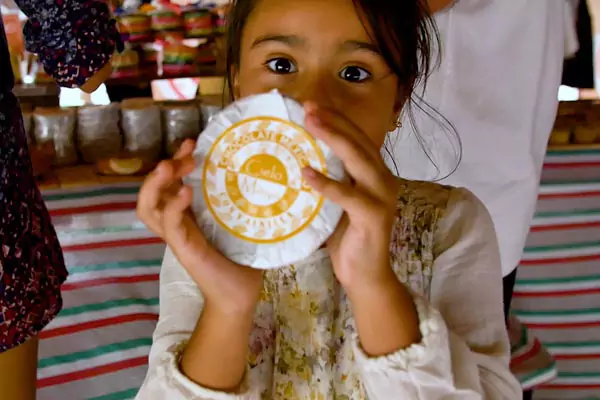 Niña jugando con tableta de chocolate natural 100% cacao