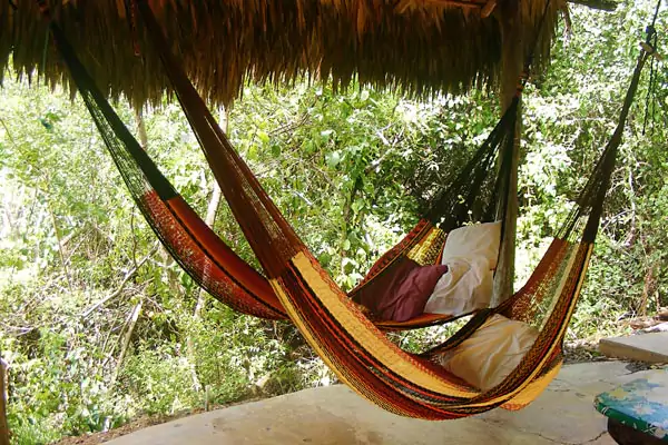 Hamacas en palapas para relajarse en Tulum