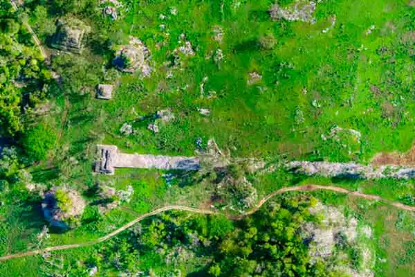 Foto aérea de un sacbe que va en línea recta