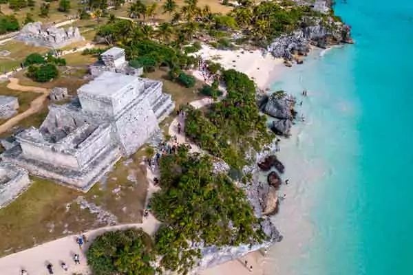 Tlum visto desde el cielo junto al mar turquesa del caribe mexicao