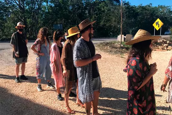 Jovenes acampando en Tulum