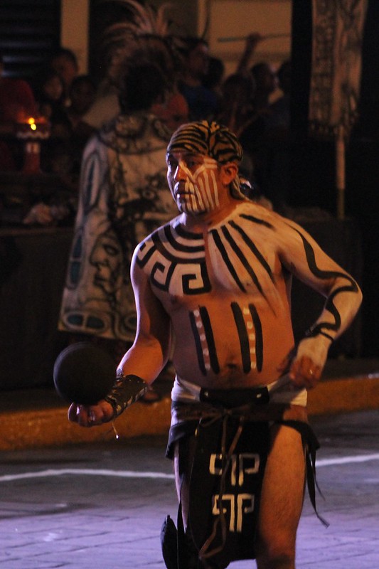 Hombre maya caracterizado como jugador tradicional de pelota maya