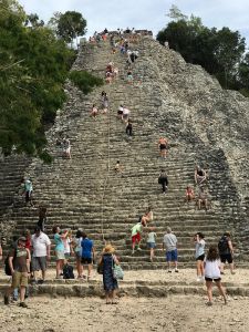 Vista frontal de la pirámide de Cobá