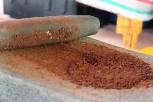 metate moliendo Cacao