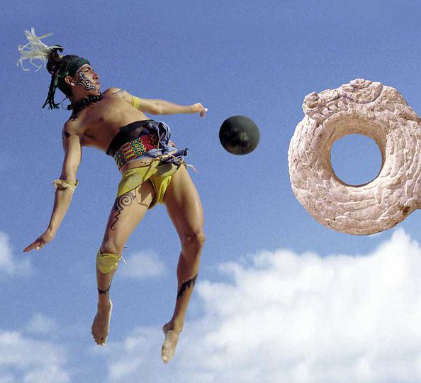 Hombre maya jugando el juego de pelota