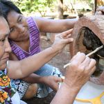 Mujeres mayas obteniendo miel melipona directo de los jobones