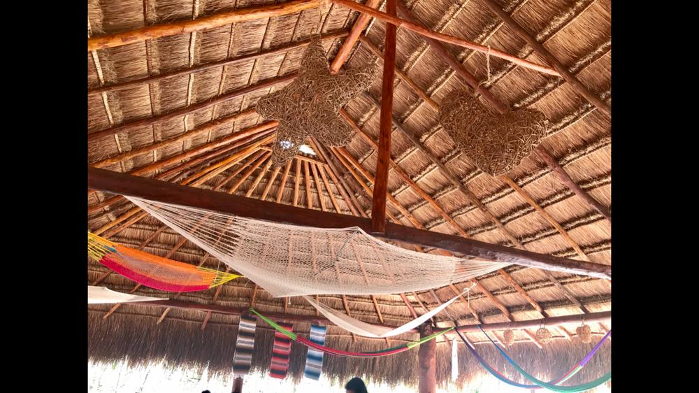 Interior de palapas de palma mayas