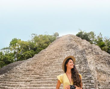 mujer joven con vestido amarillo tomando fotos en coba