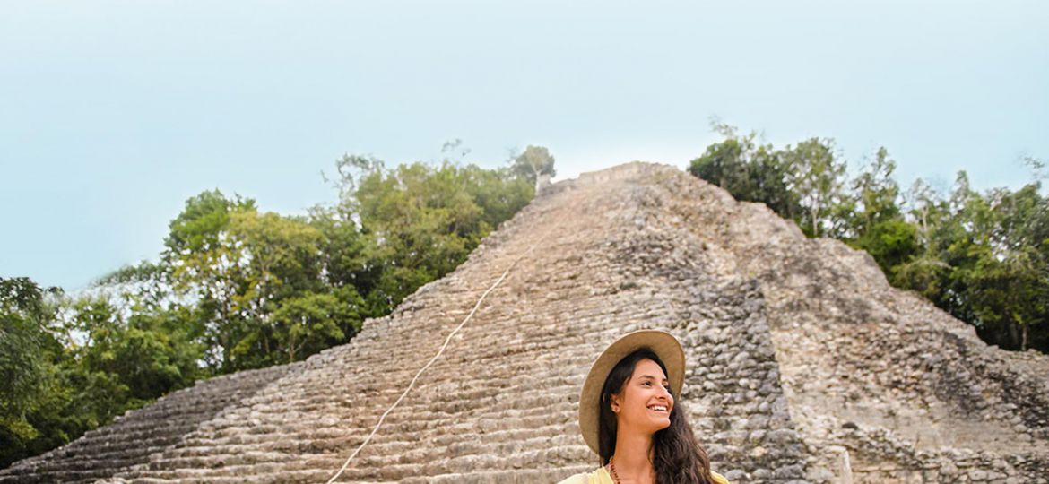 mujer joven con vestido amarillo tomando fotos en coba