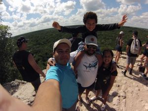 turistas jóvenes emocionados por subir a la pirámide de cobá