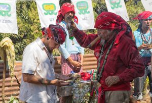 Bienvenida Maya realizada por un chaman o xaman maya