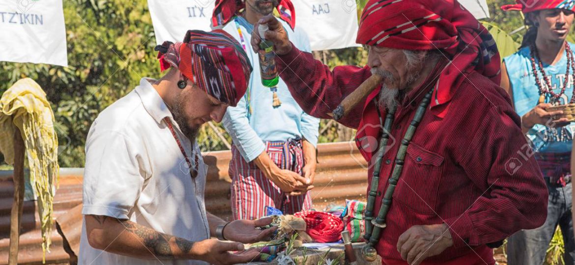 Bienvenida Maya realizada por un chaman o xaman maya