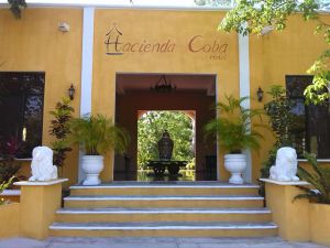 Fachada de la Hacienda Cobá, un hotel rustico en Tulum