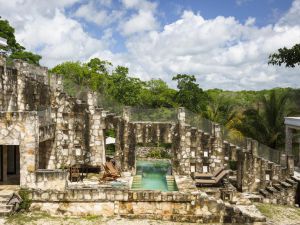 Piscina de hostal econatural en Cobá