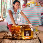Mujer Joven preparando miel melipona maya