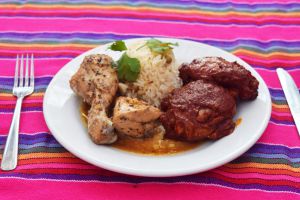 Pollo al cacao y pollo a la miel en el mismo plato, platillo tradicional de Cobá