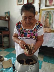 Señora Maya haciendo Chococlate tradicional