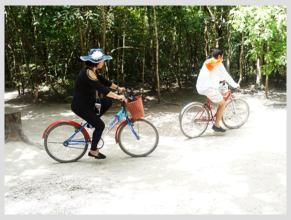 jovenes paseando en bicicleta en Cobá