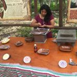 Mujer Maya moliendo cacao en ritual de Cobá