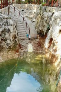 Escaleras de acceso a cenote koleeb Caab