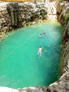 turistas nadando en cenote koleeb caab