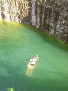 turista nadando en cenote koleeb caab