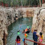niños nadando con chaleco salvavidas en cenote koleeb caab