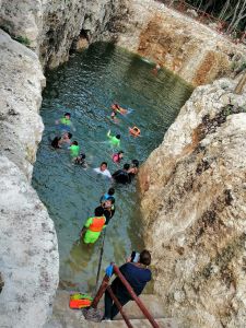 niños jugando en cenote koleeb caab