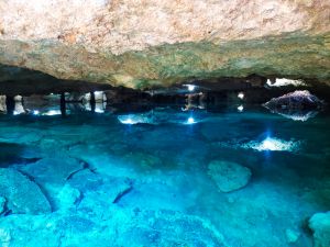 Cenote subterraneo con aguas cristalinas