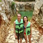 pareja de turistas en cenote Koleeb Caab