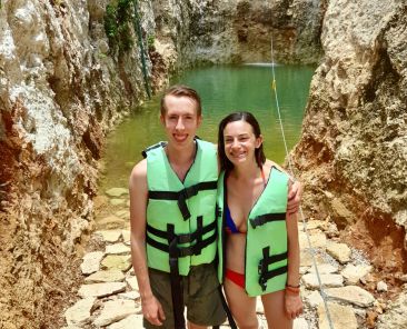 pareja de turistas en cenote Koleeb Caab