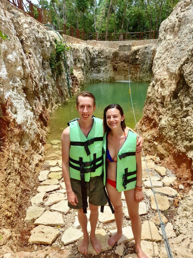 pareja de turistas en cenote Koleeb Caab