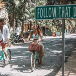 Turistas paseando en bicicleta en Tulum