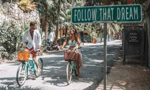 Turistas paseando en bicicleta en Tulum