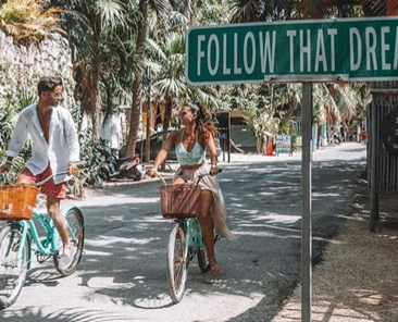 Turistas paseando en bicicleta en Tulum