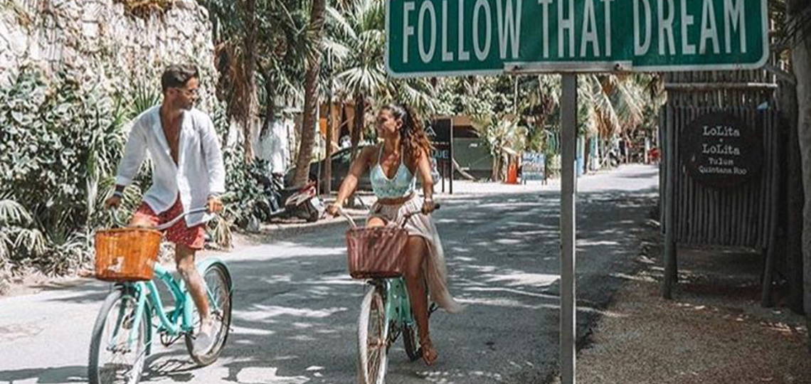 Turistas paseando en bicicleta en Tulum