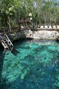 escaleras para entrar al agua