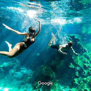 turistas nadando bajo el agua