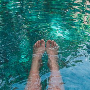 pies de mujer en aguas cristalinas