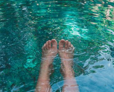 pies de mujer en aguas cristalinas