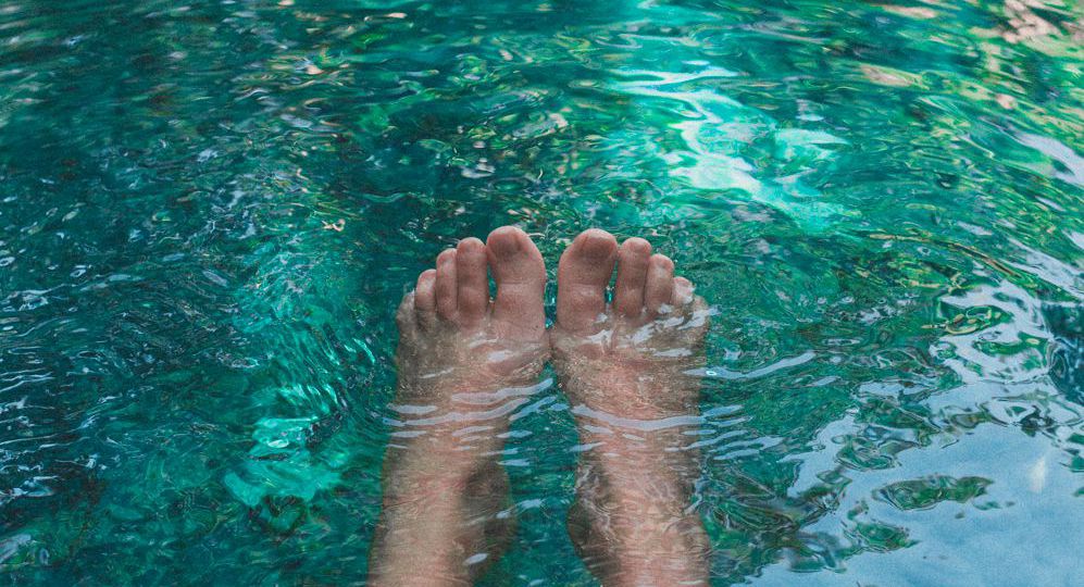 pies de mujer en aguas cristalinas