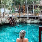 mujer frente a cenote