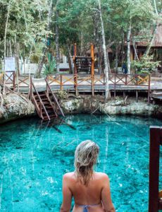 mujer frente a cenote