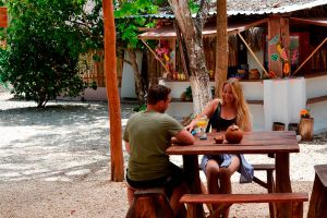 jovenes comiendo en chococacao maya